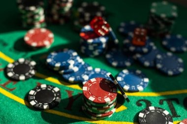jnt777 alternatif app showing live blackjack table with dealer and player cards